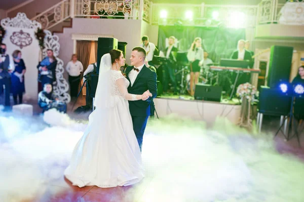 Primeira dança de casamento de recém-casados em fumaça pesada . — Fotografia de Stock
