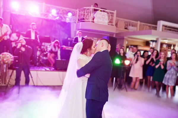 Primeira dança de casamento de recém-casados em fumaça pesada . — Fotografia de Stock