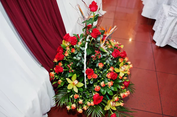 Buquê de flores na cesta na festa de casamento . — Fotografia de Stock