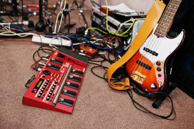 Elektrik bas gitar ve gitar ses işleme efektleri bir St