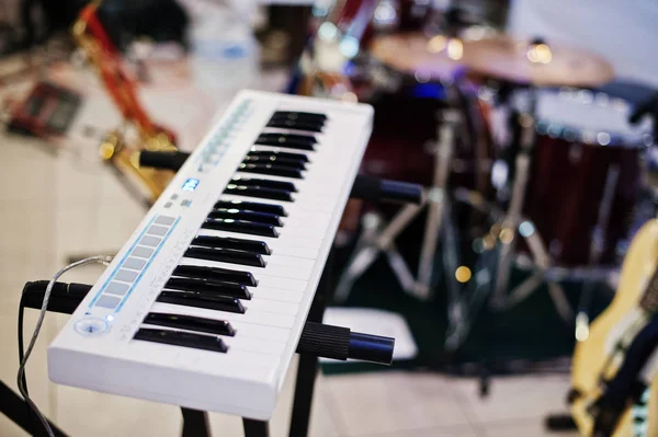 ステージ上の電気ピアノ シンセサイザー キーボード — ストック写真
