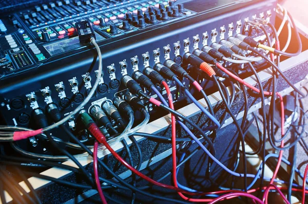 Console di miscelazione digitale. Pannello di controllo del mixer sonoro, primo piano di au — Foto Stock