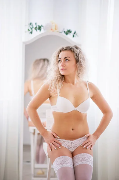 Ricci ragazza bionda in biancheria intima sfondo specchio interno bianco ro — Foto Stock