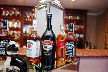 Hai, Ukrayna - 5 Ocak 2017: Recepti bar farklı şişe