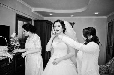 Yardım nedime gelin düğün günü sabah giyinmiş. Bla