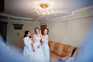 Sabah, düğün günü gelin yardım nedime giyinmiş.