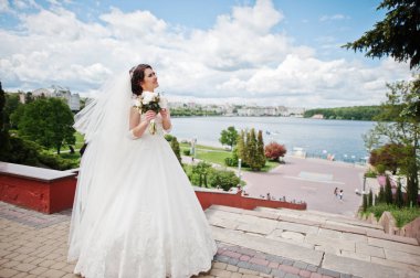 Çarklı esmer gelin şaşırtıcı bulutlar ba ile mavi gökyüzü karşı