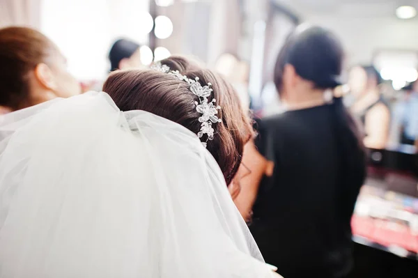 Mooie brunette bruid dragen diamant Sieraden en tiara sitt — Stockfoto