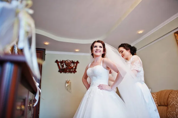 Demoiselles d'honneur aider mariée habillée le jour du mariage au matin . — Photo