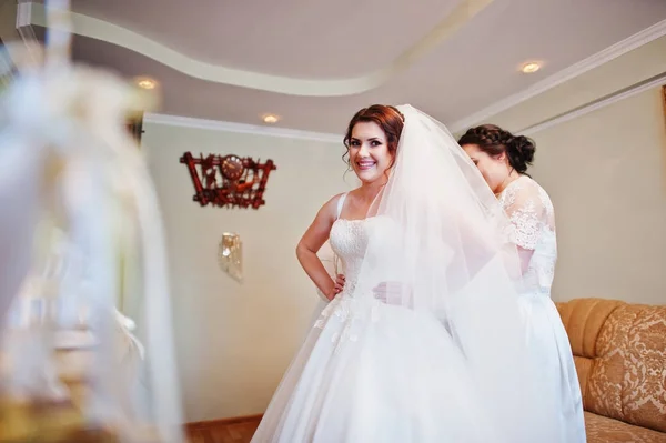 Подружки невесты помогают одетой невесте в день свадьбы утром . — стоковое фото