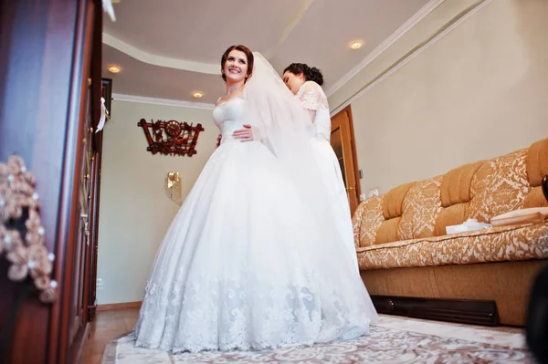 Tärnorna hjälpa klädd bruden på bröllopsdag på morgonen. — Stockfoto
