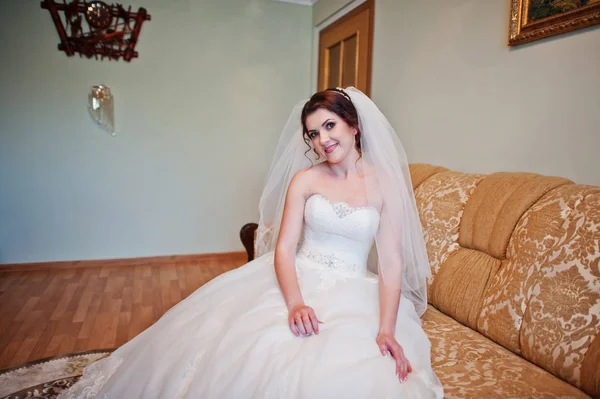 Pályázati barna menyasszony ül a szobájában az e mornig ágyon — Stock Fotó