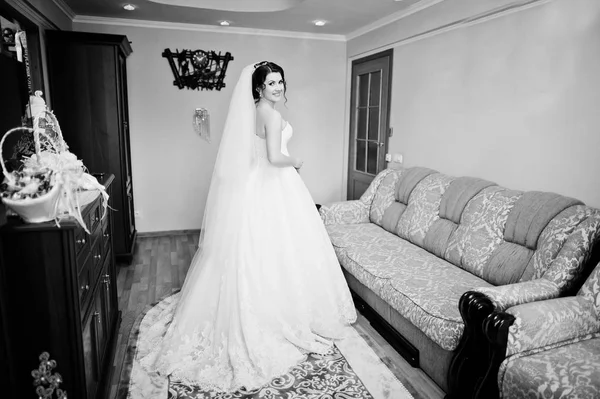 Элегантная брюнетка невеста позировала в своей комнате в день свадьбы — стоковое фото