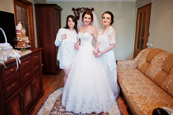 Элегантная брюнетка невеста с подружками невесты позировали в ее комнате на мы — стоковое фото