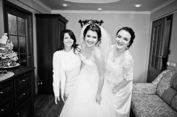 Biz odasını, zerafet esmer gelin nedime ile poz verdi