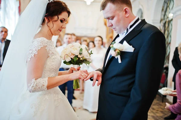 Νύφη βάζει ένα γαμήλιο δαχτυλίδι στο χέρι του γαμπρού στην αίθουσα του δημιουργία λογαριασμού — Φωτογραφία Αρχείου