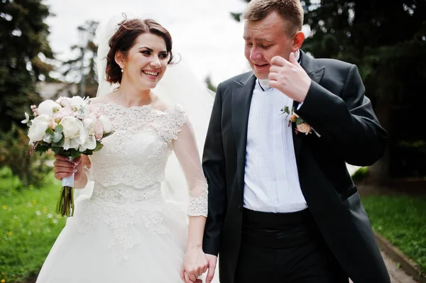 Szczęśliwy ślub para spaceru trzymając ręce i uśmiechając się. — Zdjęcie stockowe