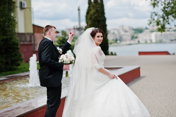 Happy wedding couple walking holding hands and smiling. — Stock Photo, Image