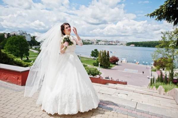 Cheerfull novia morena contra el cielo azul con nubes increíbles ba —  Fotos de Stock