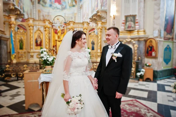 Щаслива усміхнена пара весілля після реєстрації на церкві — стокове фото