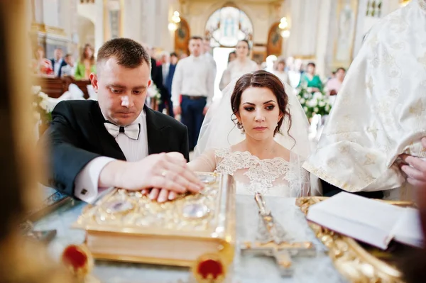 Bruidspaar op kerk zweren trouw elkaar houden van han — Stockfoto