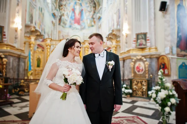 Joyeux sourire couple de mariage après l'enregistrement du mariage sur l'église — Photo