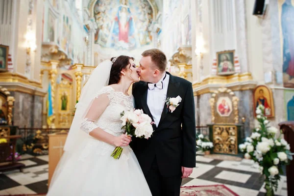 Feliz casal de casamento sorriu após o registro do casamento na igreja — Fotografia de Stock