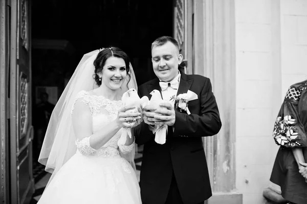 Joyeux couple de mariage souriant avec colombes sur les mains après le mariage re — Photo