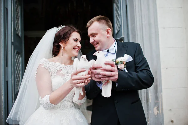 Happy smiled wedding couple with doves on hands after wedding re — Stock Photo, Image