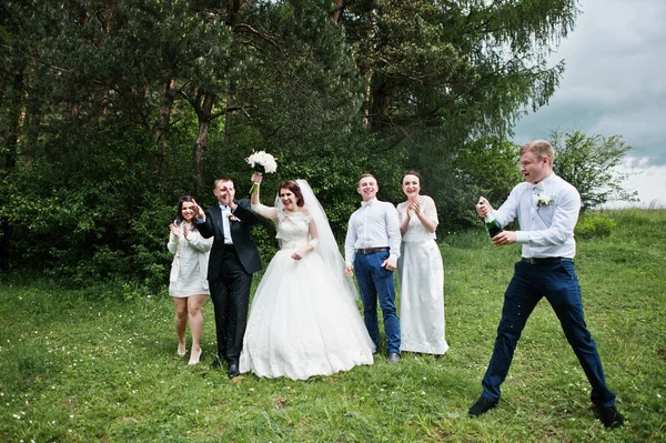 Pareja de boda con sus amigos bebiendo champán . —  Fotos de Stock