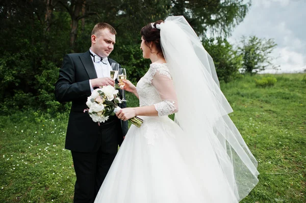 Couple de mariage avec verres de champagne dans les mains . — Photo