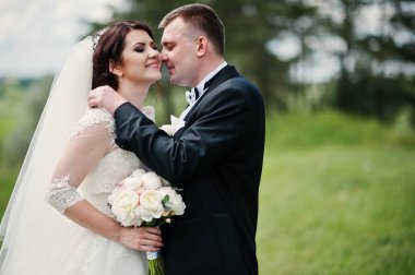 Portre düğün çift aşık kapatın.