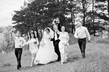 Komik ve mutlu evlilik çift nedime ve en iyi adamın. B