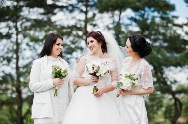 Güzel gelin buketleri ile üzerinde beyaz elbiseler nedime ile 