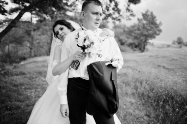 Elegance düğün çifte onların gün arka plan çam ormanı. Hap'ı