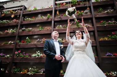 Güzel düğün çift arka plan duvar po çiçekler ile kal