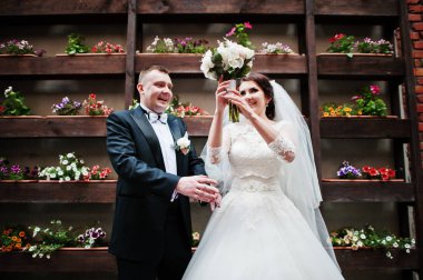 Güzel düğün çift arka plan duvar po çiçekler ile kal