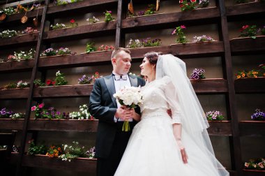 Güzel düğün çift arka plan duvar po çiçekler ile kal