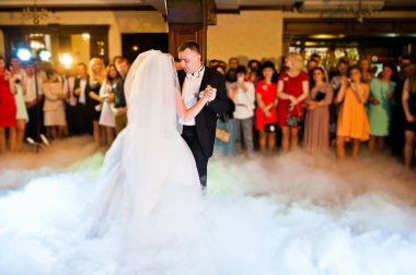 İlk düğün dans düğün çift yoğun duman ile şaşırtıcı bir