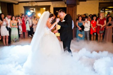 İlk düğün dans düğün çift yoğun duman ile şaşırtıcı bir