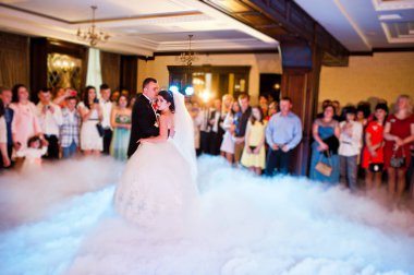 İlk düğün dans düğün çift yoğun duman ile şaşırtıcı bir