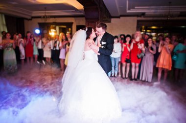 İlk düğün dans düğün çift yoğun duman ile şaşırtıcı bir