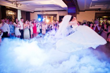 İlk düğün dans düğün çift yoğun duman ile şaşırtıcı bir