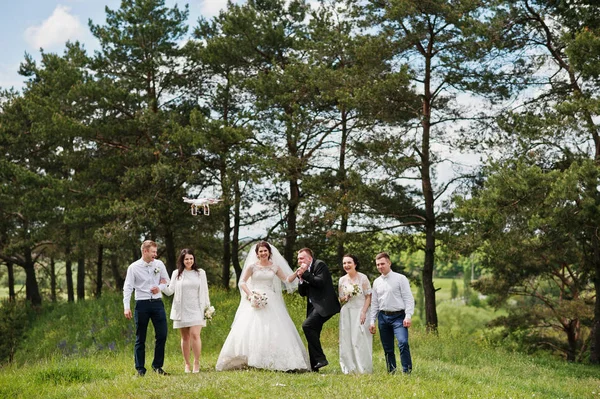 Casal de casamento engraçado e feliz com damas de honra e melhores homens . — Fotografia de Stock