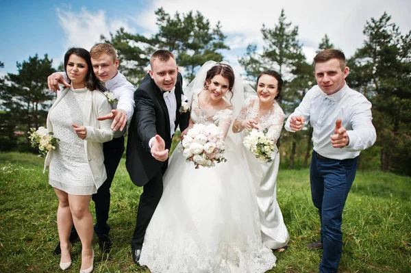 Grappige en gelukkig bruidspaar met bruidsmeisjes en beste mans. — Stockfoto