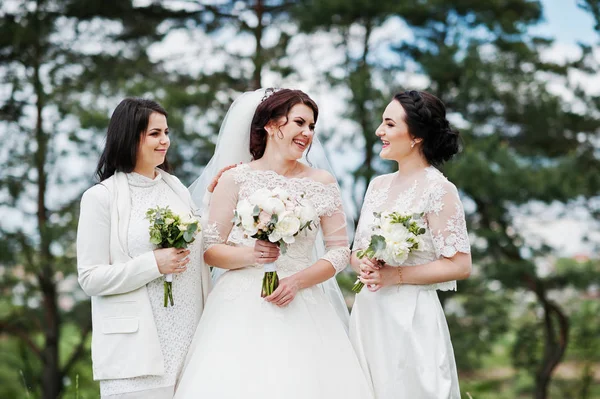 Bonita novia con damas de honor en vestidos blancos con ramos de flores —  Fotos de Stock