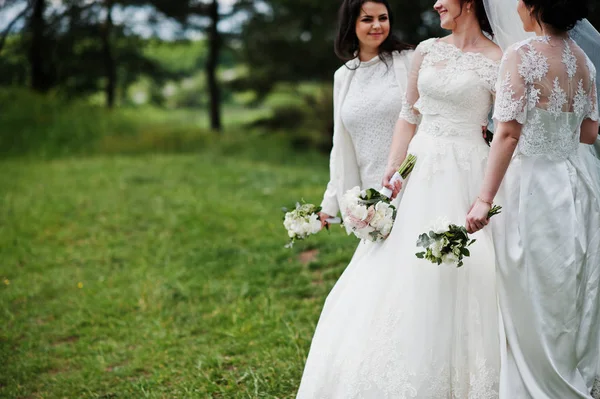 Bonita novia con damas de honor en vestidos blancos con ramos de flores —  Fotos de Stock