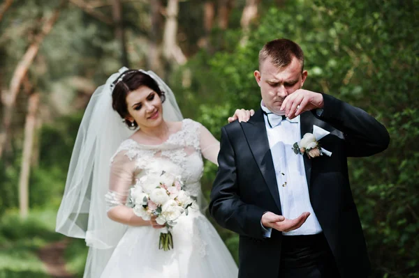 新婚夫妇住在森林。新郎把戒指扔上空中. — 图库照片