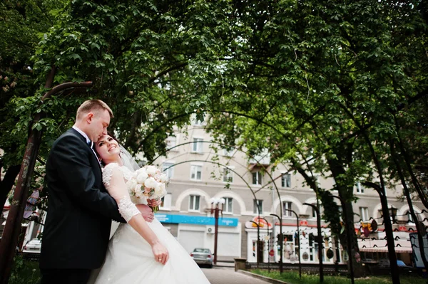 Recém-casados de mãos dadas no dia do casamento . — Fotografia de Stock