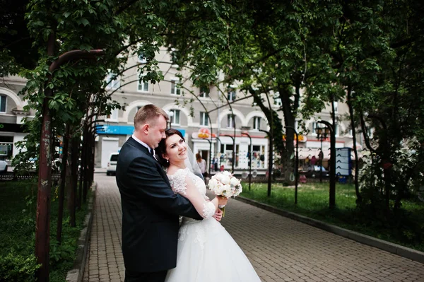 Newlyweds holding hand at their wedding day. — Stock Photo, Image